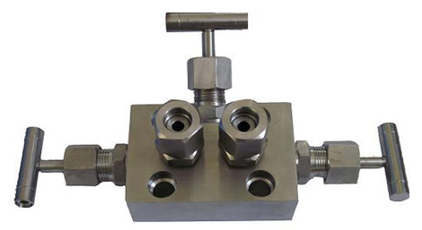 Three valves manifold for use with differential pressure sensor